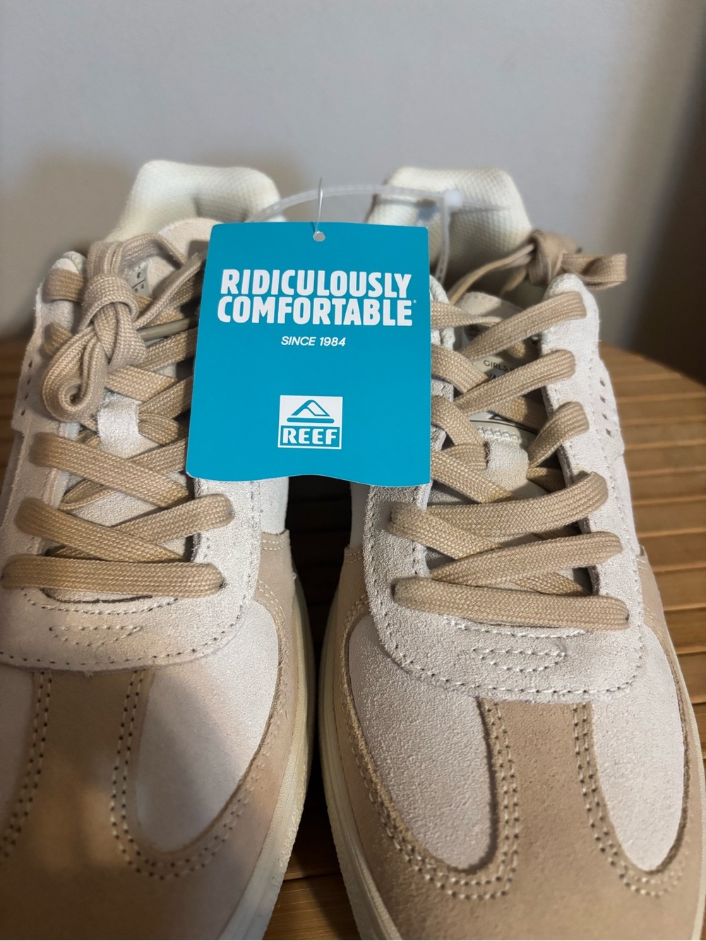 *NWT* Reef Boardwalk Callie Suede Sneakers. Size: 9.5 - Picture 4 of 8